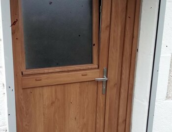 Porte PVC avec ouvrant de fenêtre en partie haute